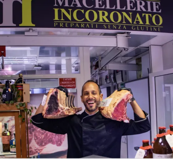 Simone Incoronato, macellaio professionista, nella sua macelleria